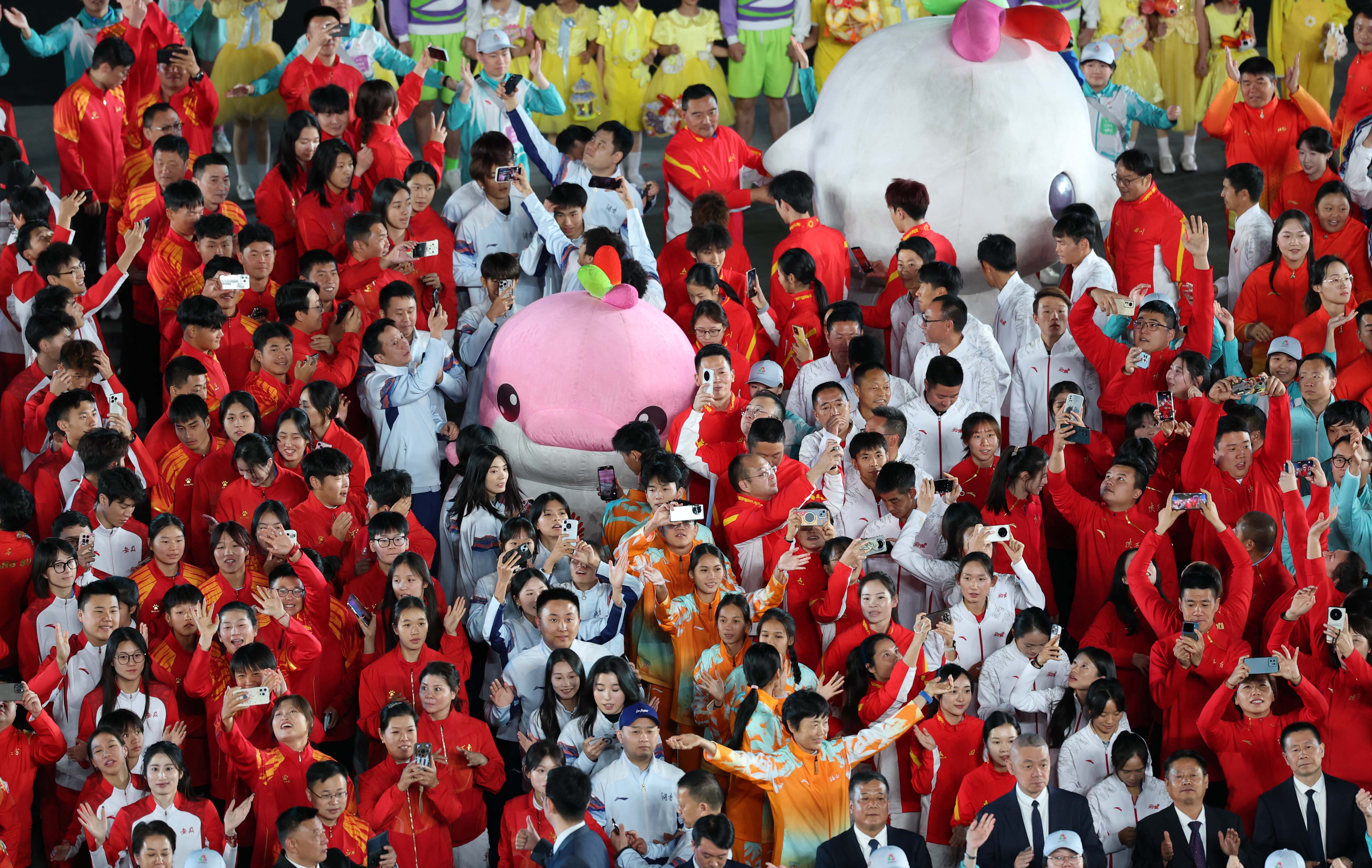 ↑ 参赛团队代表在闭幕式上。 新华社记者 陈益宸 摄</p><p style=